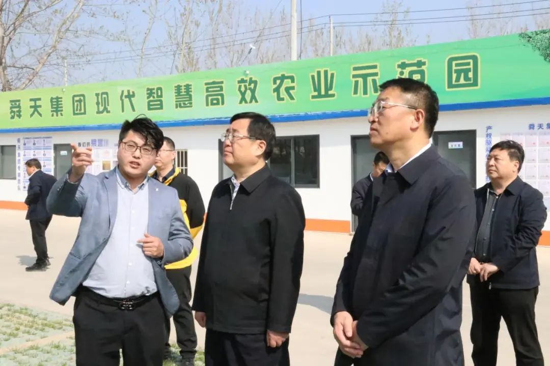 菏澤市政協(xié)副主席、單縣縣委書記耿振華一行領(lǐng)導(dǎo)蒞臨舜天集團(tuán)京合生態(tài)綜合體項(xiàng)目參觀指導(dǎo)